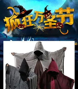 Detail von Halloween-Kapuzenumhang in Grau, Schwarz und Weinrot mit zerlumptem Netzstoff