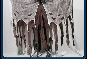 Detail aus zerlumptem, zweilagigem Stoff mit Distressed-Mesh für ein Halloween-Kostüm