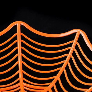 Gros plan sur la corbeille à fruits en forme de toile d'araignée orange pour Halloween