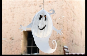 Détail d'un fantôme suspendu en papier alvéolé blanc pour décoration de fête Halloween