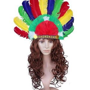 Vue de face d'une coiffe de plumes colorées avec ruban tribal sur un mannequin femme