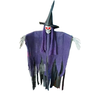 Fantasma di strega di Halloween appeso con occhi rossi luminosi e tunica viola per party