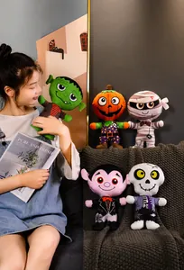 Vista detallada de peluches de Halloween con tela suave y relleno esponjoso