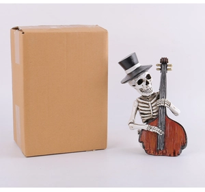 Detail der Skelett-Musiker-Figur aus Harz mit Cello und braunem Versandkarton als Größenvergleich