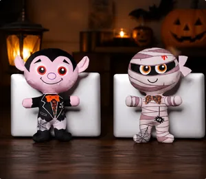 Detalle de peluches de Halloween con diseños de vampiro y momia y patrones de telaraña