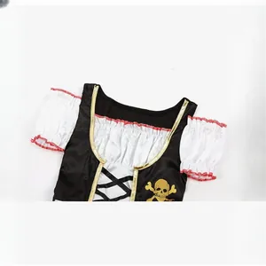 Détail du haut de costume pirate pour filles avec satin, volants rouges et crâne