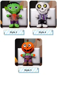 Primer plano de peluches de Halloween: monstruo verde, calavera blanca y calabaza