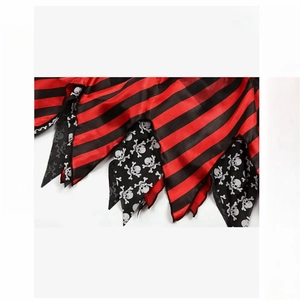 Détail de l'ourlet en satin rayé rouge et noir avec motif crâne pour costume de pirate