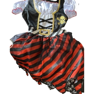 Détail de robe pirate pour enfant avec motif crâne doré et ourlet rayé rouge