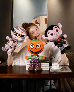 Detalle de peluches de Halloween con personajes de momia, calabaza y vampiro de tela suave
