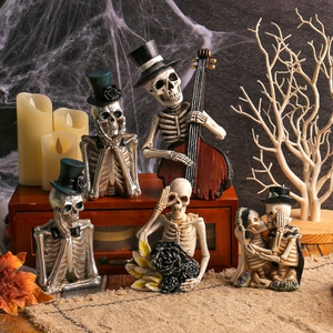 Statuine di Halloween in resina con musicisti e amanti in una scena spaventosa