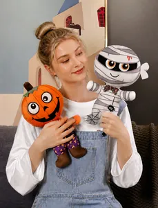 Detalle de peluches de calabaza y momia para decoración festiva de Halloween