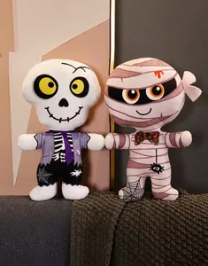 Detalle de peluches de Halloween de esqueleto y momia en un sofá gris suave