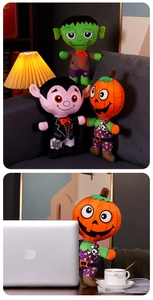 Détail de peluches d'Halloween montrant Frankenstein et un vampire sur un canapé