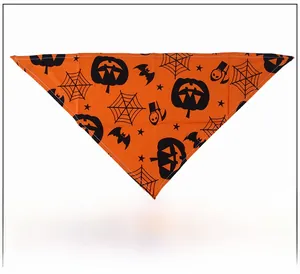 Vue détaillée d'un bandana d'Halloween orange pour animaux avec motifs citrouille