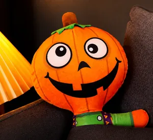Primer plano de peluche de calabaza de Halloween con bordados y textura suave