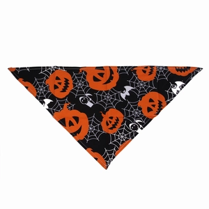 Détail d'un bandana Halloween pour animaux avec citrouilles, toiles d'araignée et chauves-souris