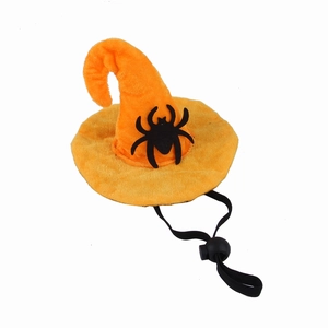 Détail du chapeau de sorcier orange pour animaux avec araignée et sangle ajustable