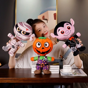 Ensemble de peluches d'Halloween avec momie, citrouille et poupées vampires