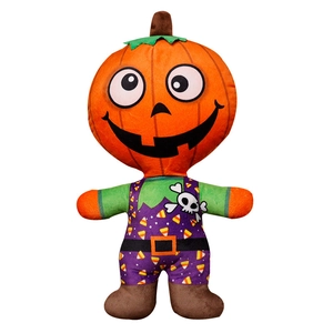 Poupée citrouille d'Halloween en peluche avec une salopette violette à motifs