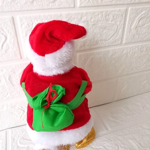 Père Noël électrique en peluche avec un sac de cadeaux vert présenté de dos en gros plan