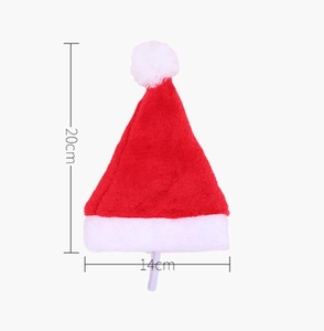 Dettaglio cappello di Natale per animali rosso con misure 20x14cm e pompon bianco soffice