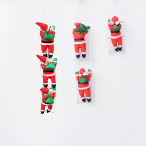 Trois versions du Père Noël grimpant à une échelle de corde en ensembles simples doubles triples