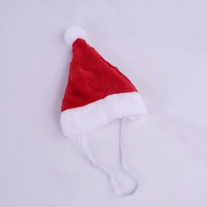 Dettaglio del cappello di Natale in peluche rosso per animali con pompon bianco ed elastico