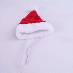 Dettaglio mini cappello di Natale rosso per animali con pompon bianco ed elastico