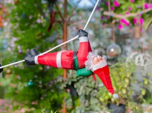 Père Noël décoratif grimpant sur une corde avec sac vert pour décoration de jardin extérieur