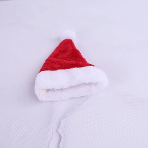Dettaglio del cappello di Natale rosso in peluche per animali con cinturino elastico