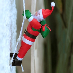 Détail du Père Noël grimpant sur une échelle de corde blanche avec un sac de cadeaux vert