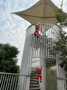 Père Noël sur échelle de corde blanche avec sacs cadeaux pour décoration murale de Noël