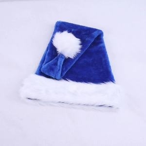Détail du bonnet de Noël en peluche bleu roi avec bordure en fourrure blanche et pompon