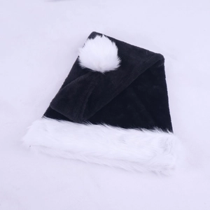 Détail à plat d'un bonnet de Noël en peluche noire avec bordure et pompon en fausse fourrure
