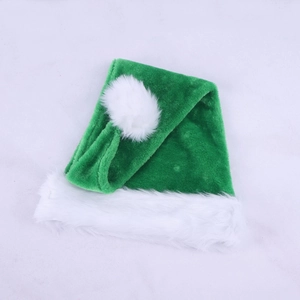 Détail du bonnet de Noël en peluche vert émeraude avec bordure en fausse fourrure blanche