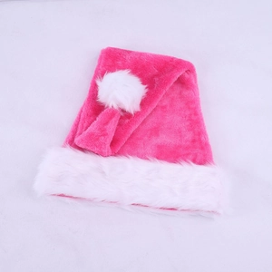 Détail du bonnet de Noël en peluche rose vif avec bordure en fourrure blanche et pompon