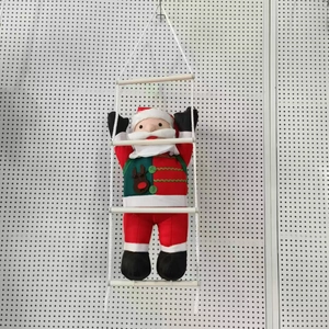 Détail du Père Noël en peluche grimpant sur une échelle de corde blanche pour Noël