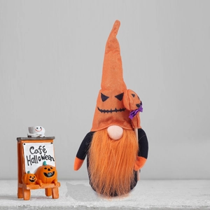 Gnome d'Halloween avec barbe orange et chapeau citrouille près d'une enseigne de café
