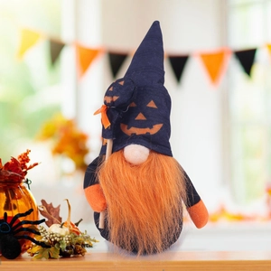 Détail d'un gnome d'Halloween tenant un sceptre citrouille avec barbe orange