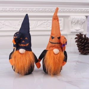 Détail de gnomes d'Halloween avec barbes orange et chapeaux citrouille sur marbre