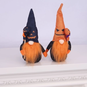 Détail de poupées nains d'Halloween avec broderie citrouille sur manteau de cheminée blanc