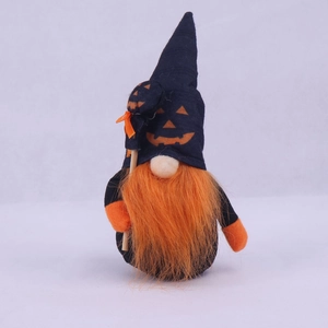 Détail d'un nain d'Halloween en peluche avec sceptre citrouille et fausse fourrure