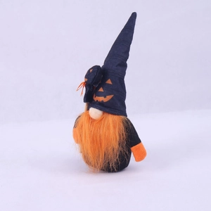 Détail du gnome d'Halloween en peluche avec barbe orange et chapeau à citrouilles