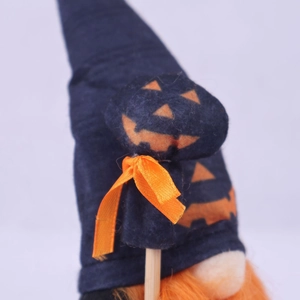 Détail d'un nain de Halloween avec motifs de citrouille orange et nœud en satin