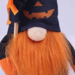 Gnome d'Halloween de près avec barbe orange et motif de citrouille sur le chapeau