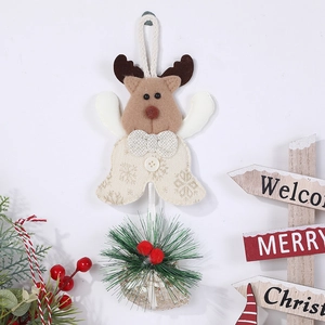 Weihnachts-Rentier-Plüschfigur mit Tannennadeln, roten Beeren und Gold-Pailletten-Kugel