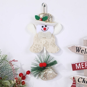 Festlicher Weihnachts-Schneemann-Anhänger mit goldenem Zylinder und Kiefernnadeln