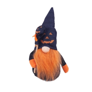 Nain d'Halloween en peluche avec barbe orange et chapeau citrouille sur blanc
