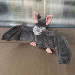 Détail d'une peluche chauve-souris grise avec accents roses et col en fourrure